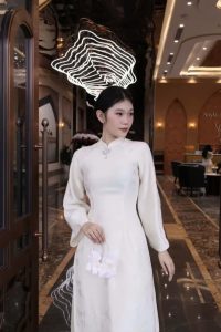 Áo dài gấm chàm cổ đính đá – Vẻ đẹp sang trọng, quyền quý